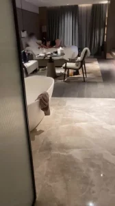 当迟到的你进门发现老婆已经和单男开始战斗了，你会立马加入吗？