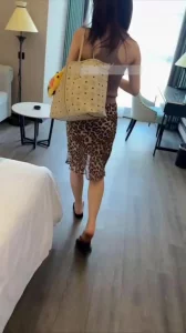 少妇让我喊上小兄弟一起操她，真的一点都不夸张，少妇性欲实在是强，刺激
